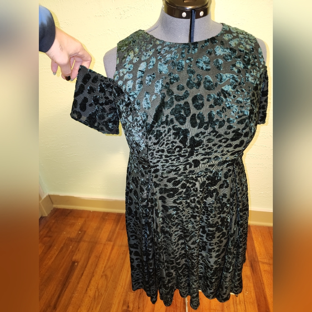 Torrid green shoulder cut out A-line dress - Picture 3 of 4